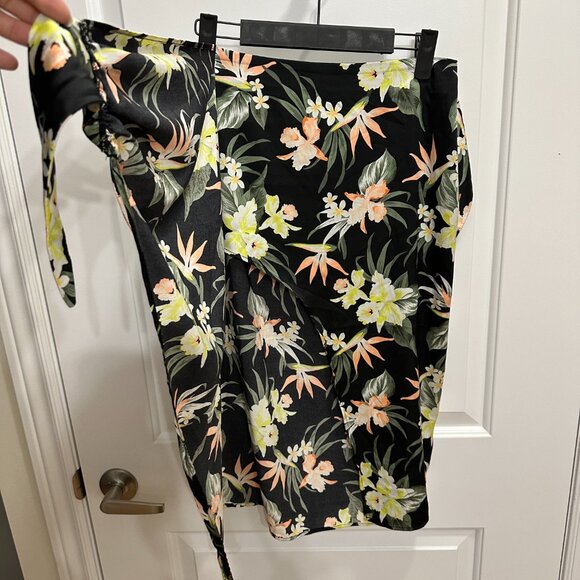 H&M DIVIDED Floral Wrap Skirt Size 4 - Picture 5 of 11